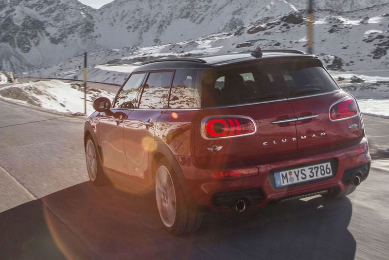 Diesmal in Form eines Kleinwagen-Kombis, der Lifestyle-Faktor besitzt und schnell ist – den Mini JCW Clubman. (Mini)