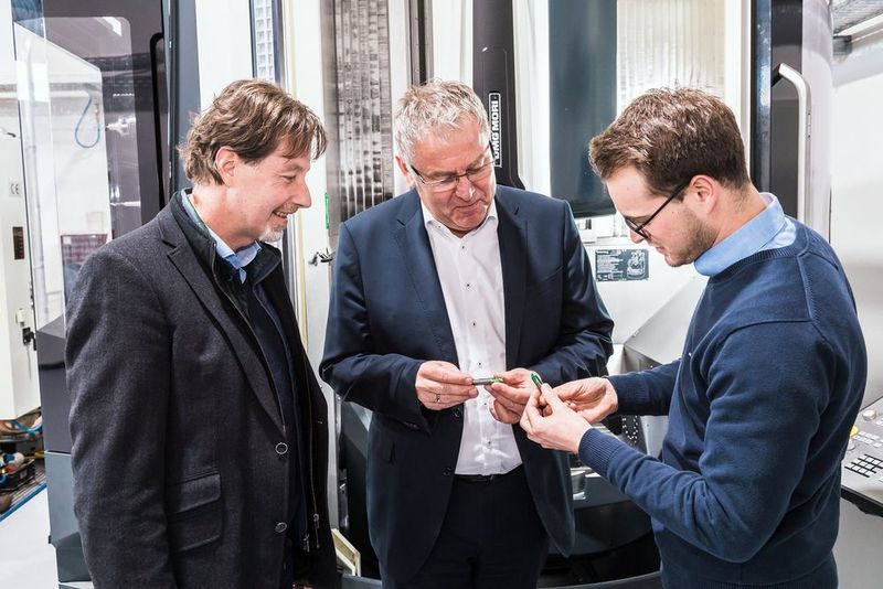 Im Forschungszentrum von Hofmann & Vratny testen Geschäftsführer Marius Heinemann-Grüder (rechts) und die Oerlikon-Balzers-Experten Jürgen Fuchs (links) und Detlev Bross, wie sich die neue Farbbeschichtung im Einsatz bewährt. (Oerlikon Balzers)
