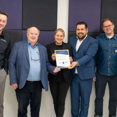 Wortmann kooperiert jetzt mit der Genossenschaft ECHO (V.l.): Sidney Scholz, Head of SPLA und Siegbert Wortmann, Vorstandsvorsitzender (Wortmann), Diana van Lück, CFO und Sven Körnert, Director Sales, ECHO, Martin Klein, Geschäftsführer, Terra Cloud und Christoph van Lück CEO, ECHO. (Bild: Wortmann AG / Echo eG)