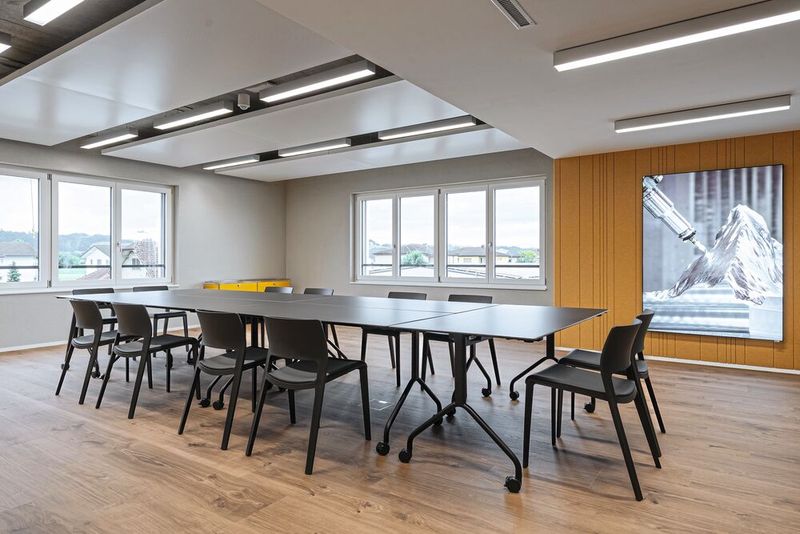 Im Obergeschoss ergänzt ein flexibler Schulungsraum das Raumkonzept. Mit mobiler Einrichtung verwandelt er sich schnell von einem klassischen Sitzungszimmer in einen Ort für Workshops, interne Schulungen und Weiterbildungen. (Bild: NOWW AG)