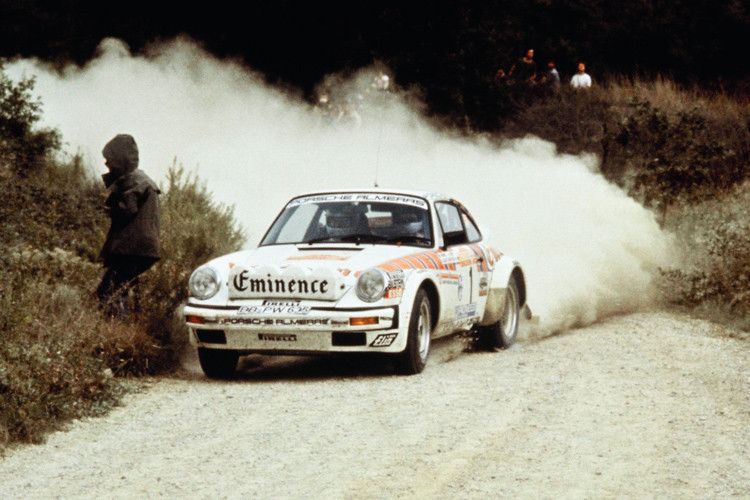 Legenden unter sich: Walter Roehrl und Chritian Geistdörfer im Jahr 1981 am Steuer ihres Porsche 911 SC. (Foto: Porsche)