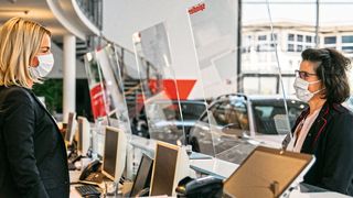 In der Autohausgruppe Spindler tragen Mitarbeiter und Kunden Gesichtsmasken.  (Bild: Autohaus Gruppe Spindler)