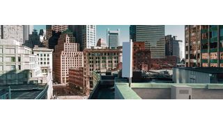 AIR 3246 - Bestandteil des Radio System 5G Portfolio von Ericsson - im Einsatz in einem dicht bebauten urbanen Umfeld. (Bild: Ericsson)