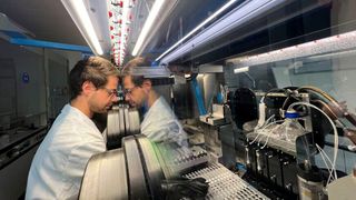 Empa-Forscher Enea Svaluto-Ferro arbeitet gemeinsam mit dem Batterieroboter „Aurora“.  (Bild: Empa)