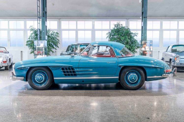 Darf in keiner Sammlung und in keinem Klassik-Verkaufsangebot fehlen: der Mercedes-Benz 300 SL. In den Jahren 1954 bis 1957 wurde er als Coupé mit Flügeltüren angeboten und in den Jahren 1957 bis 1963 als Roadster. Von den 1.400 gebauten Coupés und 1.858 Roadstern haben zahlreiche bis heute überlebt. Etliche überschreiten im Handel die Millionengrenze. (Daimler AG)