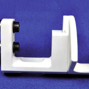 Bild 1: Aufgrund der beiden keramischen Komponenten isoliert die Werkstückaufnahme thermisch, elektrisch und magnetisch extrem heißes Gut von metallischen Anlagenvorrichtungen.