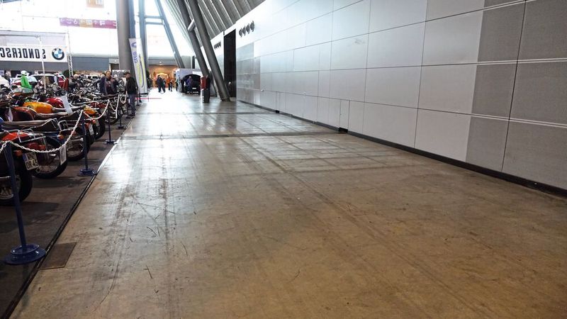 In der Zeit vor Corona unbekannter Anblick auf der Retro Classics. (Bild: Dominsky –  »kfz-betrieb«)