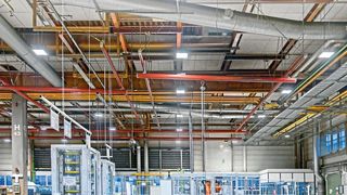 Die LED-Beleuchtung von Waldmann spart in der Fertigung von ZF Friedrichshafen etwa 75 % der Stromkosten ein. (Waldmann)