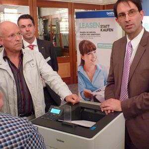Paul Schalk, Leiter Produktmanagement bei Brother, präsentierte auf der Händler-Tour „Brother Print 3.0“ einen der ersten 100-Seiten-Inkjet-Drucker aus der Serienproduktion.