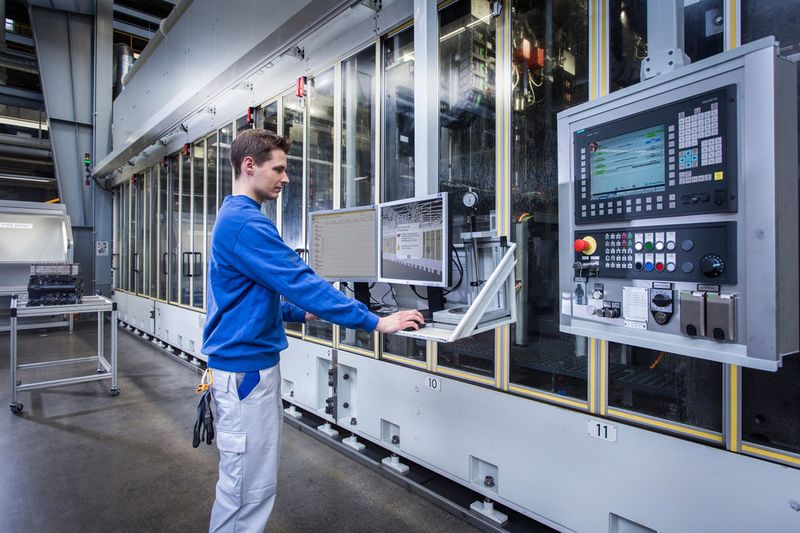 Das digitale Assistenzsystem ist direkt in den Produktionsprozess integriert und steht den Bedienern an der Honmaschine unmittelbar zur Verfügung. Rechts auf dem Bildschirm: das virtuelles Modell der Honmaschine, links: die digitale Checkliste. Im virtuellen Anlagenmodell wird Schritt für Schritt erklärt, worauf bei der Sichtkontrolle zu achten ist. (Bild: Fraunhofer-IFF)