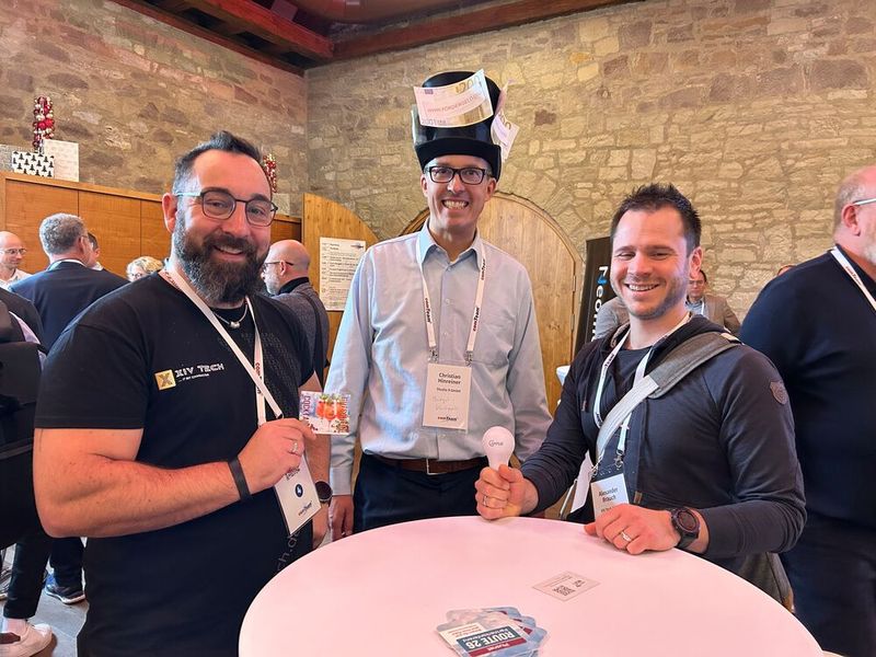 Wenn es um Fördergelder geht, ist Christian Hinreiner (Mitte, Studio 9) der richtige Ansprechpartner – hier mit Robert Steinbacher (l.) und Alexander Brauch (beide XIV Tech).  (Bild: Vogel IT-Medien)