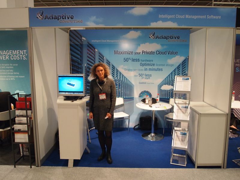 Passend zur Breite des Standes das Hintergrundbild. Adaptive Computing will die Kunden in die Cloud führen.  (Rainer Graefen)
