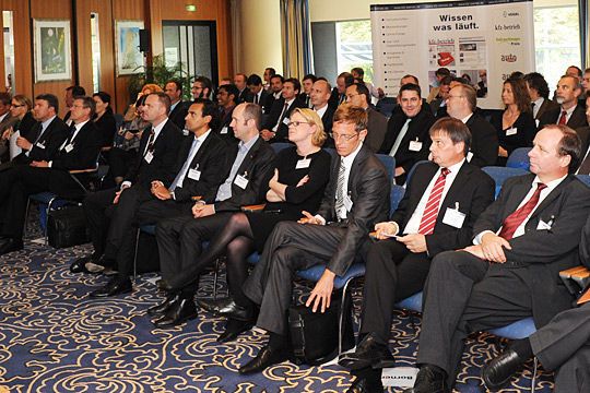 Aufmerksam verfolgt das Publikum die Präsentation der Gewinner des Internet Sales Award. (Archiv: Vogel Business Media)