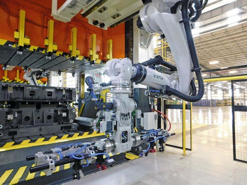 Die Crossbar-Roboter 4.0 bilden das Herzstück der Pressenlinie von Martinrea im mexikanischen Silao. (Schuler)