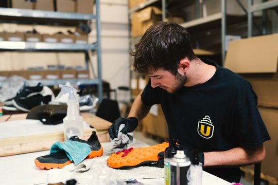 Der Reparaturservice ReVivo arbeitet defekte Schuhe von Vivobarefoot auf.(Bild:  Vivobarefoot)