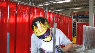 Neue Montage im aufgestockten Gebäude: Das Schweissen von Aluminium gehört bei Mirap zu den Kernkompetenzen im Bereich der Feinblechbearbeitung. (Bild: L.Meister)