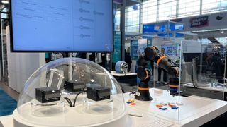 Der Robot LLM interpretiert natürlichsprachliche Anweisungen und setzt sie um – etwa indem er Gegenstände stapelt oder sortiert. (Bild: Fraunhofer IAIS)