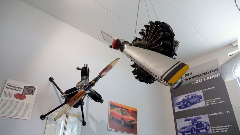 Verbrennungsmotor der anderen Art: Links ein sogenannter Umlaufmotor. Bei ihm rotieren das Kurbelgehäuse und die Zylinder um die stillstehende oder gegenläufig drehende Kurbelwelle. Umlaufmotoren wurden hauptsächlich in der Frühzeit der Fliegerei eingesetzt. Rechts ein Sternmotor. Er ist eine Bauform des Hubkolben-Verbrennungsmotors, bei der mehrere Motorzylinder sternförmig radial um die Kurbelwelle herum angeordnet sind. Sternmotoren arbeiten überwiegend nach dem Viertakt-Ottoverfahren. Aber auch Diesel- oder Zweitaktmotoren und Kombinationen dieser Bauweisen sind möglich.  (Bild: Dominsky – VCG)