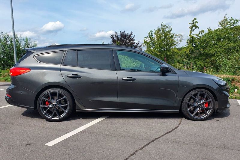 Zumindest mit dem optionalen Stylingpaket zeichnet sich das sportliche Topmodell durch knallrot lackierte Bremssättel aus. (Mauritz/»kfz-betrieb«)