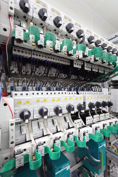 Das Verdrahtungs- und Kommunikationssystem Smartwire-DT gewährt nun im Splittwerk durch die intelligenten Motorschutzschalter Einblick in rund 70 Motoren. (Peter Obenaus/ Eaton)