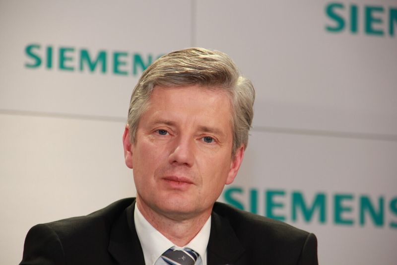 „Hinter TIP steht unser umfassendes Spektrum von Produkten, Systemen und Lösungen für die Nieder- und Mittelspannung, das wir über den gesamten Lebenszyklus hinweg durch Support ergänzen – von der Planung mit eigenen Softwaretools, über die Installation bis hin zu Betrieb und Service“, sagte Ralf Christian, CEO der Siemens-Division Low and Medium Voltage. (Bild: Reinhold Schäfer)