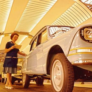 Arbeiterinnen bei der Qualitätskontrolle im sogenannten Ami-6-Kontrolltunnel im Jahr 1965. (Bild:  Archives Terre Blanche/Photononstop)