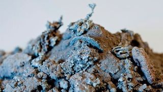 Zinkasche, die am Zinkkessel zunächst als Abfall anfällt, wird systematisch gesammelt und auf einer eigenen Linie einer Zinkaufbereitungsfirma wiederverwertet. (Bild: Rezinal)