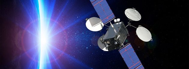 Künstlerische Darstellung des ABS-3A-Satelliten im Orbit: Der erste Satellit mit rein elektrischen Antrieb soll Kommunkationsnetze in Europa, Afrika, dem Mittleren Osten sowie Nord- und Südamerika bedienen.