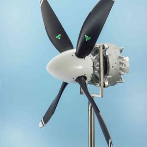 Ultraleichtes Kraftpaket für das elektrische Fliegen: Siemens hat einen einzigartigen Elektromotor entwickelt, der hohe Leistung mit einem minimalen Gewicht kombiniert. Durch konsequente Optimierung aller Komponenten stellt der neue Antrieb in seiner Klasse einen Weltrekord beim Leistungsgewicht auf. Dadurch kommt der routinemäßige Einsatz von elektrisch angetriebenen Flugzeugen oder Helikoptern einen großen Schritt näher.