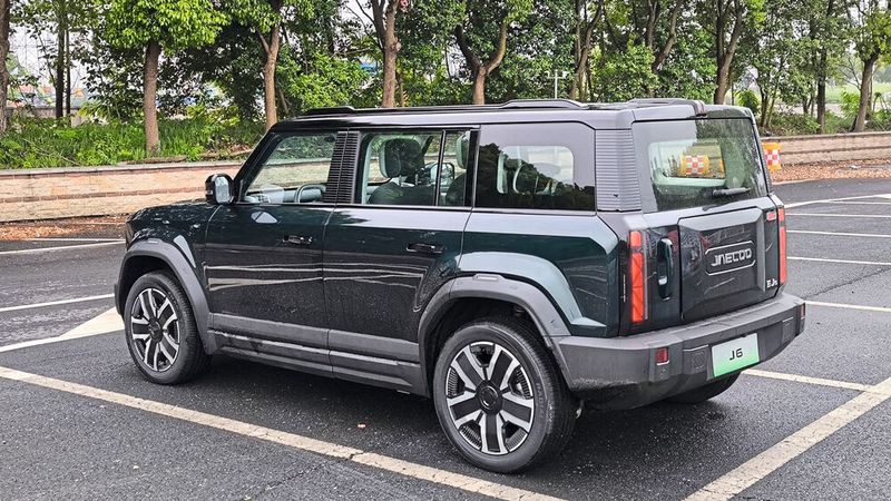 Die Kunststoffbeplankung untenrum verleiht dem J6 einen robusten Charakter. (Bild: sp-x)