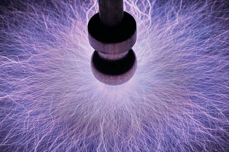 Im Hochspannungslabor bei Siemens in Erlangen werden die Generatorenstäbe extrem hohen Spannungen ausgesetzt, um die Widerstandsfähigkeit der Isolierungen festzustellen. (Siemens AG, Pictures of the Future)