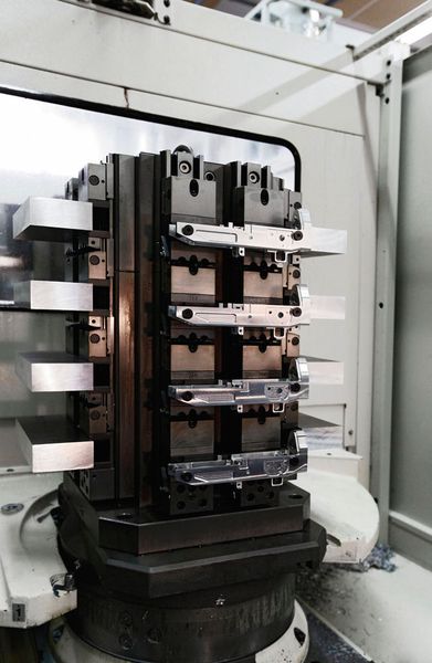 Auf den Vischer & Bolli-Spanntürmen werden mehrere Werkstücke hauptzeitparallel gerüstet, anschliessend dem Fastems übergegeben und sorgen damit für die mannlose Schicht. (triart.ch)