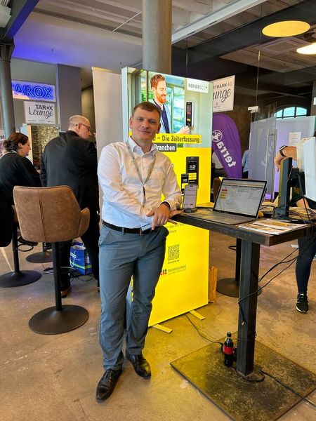 Unter anderem informierte Sebastian Hinz über die Produkte und Lösungen von Reiner SCT.  (Bild: Vogel IT-Medien)