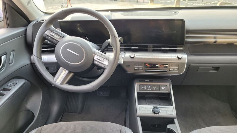 Innen unterscheidet sich der Kona deutlich von den Ioniq-Modellen. (Bild: Wehner - VCG)