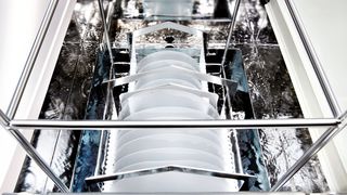 Durch die intelligente Steuerung, die einen flexiblen Prozessablauf ermöglicht, konnte die Reinigungsanlage sehr kompakt gebaut werden. (Bild: UCM)