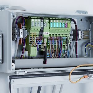 3 Über eine LWL-Schnittstelle wird die  ... räumlich getrennte Netzersatzanlage an die Inline-Station angebunden werden.