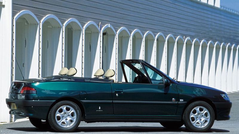 Während der 306 im März 1993 als Drei- und Fünftürer startete, folgte das Cabriolet erst im Oktober 1994. Sein Stoffdach ist vollständig in einem Verdeckkasten versenkbar und unabhängig von der Kofferraumhaube durch eine eigene Haube geschützt. Es war auch mit einer elektrohydraulischen Betätigung lieferbar. (Peugeot)