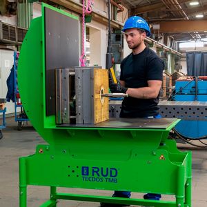 Der Tecdos TMB von RUD ist flexibel einsetzbar. Seine Tischhöhe entspricht der von gängigen Werkbänken.(Bild:  RUD)