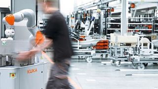 Cobots, fahrerlose Transportsysteme und Industrieroboter in einer Umgebung: Systemintegratoren schaffen kreative Lösungen – und benötigen dafür unterschiedlichste Software. (Bild: Kuka)