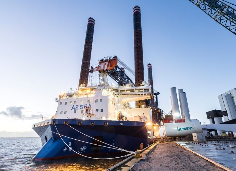 Beim SEA INSTALLER kommt auch Siemens-Technologie zum Einsatz: Sowohl Automatisierungs- und Antriebstechnik als auch Hauptgeneratoren und Verteilungstransformatoren von Siemens sind hier verbaut. Das selbsthebende Errichterschiff mit einer Länge von 132 Metern und einer Breite von 39 Metern kann dabei Fundamente, Türme, Maschinenhäuser und Rotorblätter von bis zu 10 Windenergieanlagen transportieren und installieren. Für den ersten Einsatz werden zunächst die Komponenten von zwei Windenergieanlagen mit einer Leistung von jeweils sechs Megawatt im dänischen Hafen Esbjerg verladen. (Siemens)