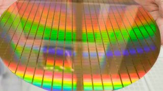 Entspannter! Das ist ein Siliziumwafer aus dem Computerchips gefertigt werden. Bei der Reinigung besteht aber die Gefahr, dass sogenannte gleitende Tropfen zu Ausschuss führen. Forscher an der TU Darmstadt haben die Geheimnisse um dieses Phänomen jetzt entschlüsselt ... (Bild: S. Ruppert)