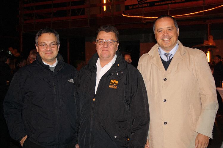 Die Bauarbeiten liefen über sieben Monate. Zum Richtfest begrüßte Bauherr und Berolina-Geschäftsführer Horst Wertz (Mitte) Seat-Deutschlandchef Bernhard Bauer (re.) und Seat-Vertriebsleiter Hans-Jürgen Kronenberg. (Foto: Autohaus Berolina)