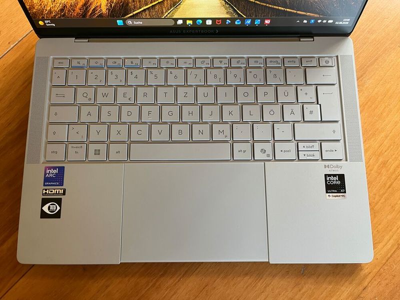 Die großen Tasten im Keyboard des Expertbook Ultra bieten eine helligkeitsabhängige Beleuchtung und einen im Power-Taster eingelassenen Fingerabdruckleser. Das haptische Touchpad reicht bis zur Vorderkante des Notebooks. (Bild: Vogel IT-Medien)