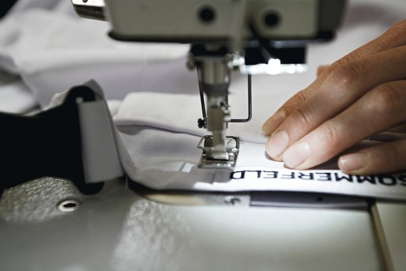 In der produktionseigenen Näherei werden kleine Schäden von den Mitarbeiterinnen behoben. (Bild: DBL)