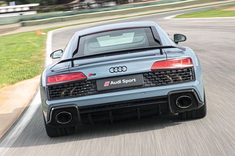 Unter den Heckleuchten erstreckt sich nunmehr auf voller Breite eine schwarze Zierblende, und die Auspuffanlage präsentiert sich jetzt im Stil des Audi RS3. (Bild: Audi)