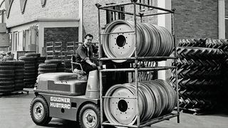 Hubtrac: 1959 wurde auf der Hannover-Messe der erste Linde-Stapler mit Hydrostatik und Doppelpedalsteuerung präsentiert. (Linde-MH)