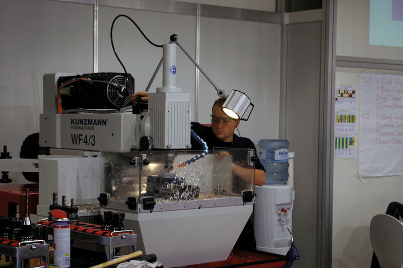 Sur le stand Swissmechanic, durant de la sélection du meilleur polymécanicien. (Swisstech-Prodex 2010) (Image MSM / JR Gonthier)