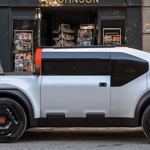 Der Hersteller schätzt, dass durch die vertikal eingesetzte Windschutzscheibe der Strombedarf der Klimaanlage um bis zu 17 Prozent gesenkt werden kann.(Bild:  Stellantis)