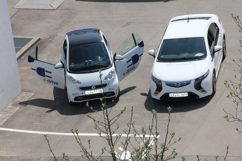 Die stationäre Großbatterie aus dem System Cell Cube von Gildemeister versorgt sicher und wetterunabhängig eine Elektrotankstelle, an der zunächst zwei  Elektro-Smarts des Fuhrparks mit Strom betankt werden. Hier mit im Bild der Opel Ampera. (Bild: Sonnenberg)