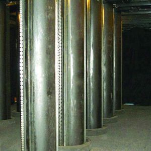 Die Stempel mit Kettenantrieb bewegen 72 Bühnen- und 12 Orchesterpodien. Bild: Bosch Rexroth